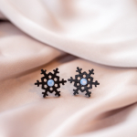 K&otilde;rvar&otilde;ngad ˙Lumehelbed˙ - must matt, helesinine kristall (25x25mm)