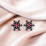 K&otilde;rvar&otilde;ngad ˙Lumehelbed˙ - must matt, roosa kristall (25x25mm)