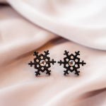 K&otilde;rvar&otilde;ngad ˙Lumehelbed˙ - must matt, h&otilde;bedane kristall (25x25mm)