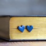 K&otilde;rvar&otilde;ngad ˙S&uuml;damed˙ - sinine, puidust ja glasuuritud (13&times;13 mm)