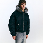 Kapuutsiga bomber-jakk