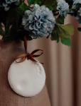 Vanilla Copenhagen - H&aring;nd Og Fodaftryk - Ler - Oph&aelig;ng - Hvid - K&auml;sit&ouml;&ouml;komplektid - &Oslash; 11 CM