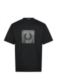 Fred Perry - Box Graphic T-Shirt - L&uuml;hikeste varrukatega - XL