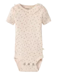 Lil'Atelier - Nbfhulla Hua Ss Slim Body Lil - L&uuml;hikeste varrukatega - 62