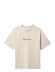 Calvin Klein - Ss Rlxd Standard Logo Crewnk Tee - L&uuml;hikeste varrukatega - L