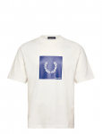 Fred Perry - Box Graphic T-Shirt - L&uuml;hikeste varrukatega - XXL