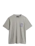 Superdry - Merchant Graphic Tee - L&uuml;hikeste varrukatega - M