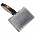 KAY Brush Wire Bristles with Plastic Handle L suuruses loomade hari peene traadiga harjastega ja plastikk&auml;epidemega suurtele loomadele
