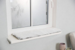 Trixie Harvey Lying Mat For Windowsills kassipesa aknalauale, pehme, valge/must, 90x28 cm