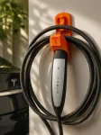 Tesla Type 2 laadimiskaabli hoidja pistikupesaga