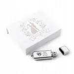 Nahast 32 GB USB 2.0 m&auml;lupulk graveeringu ja valge magnetkasti komplektis pulmadeks