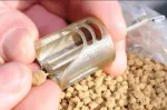 Kalap&uuml;&uuml;gi s&ouml;&ouml;dakorv GURU Basket Method Pellet Feeder Small Inline 24 g