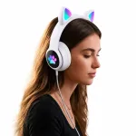 Juhtmevabad k&otilde;rvaklapid kassik&otilde;rvade ja LED-valgustusega, Bluetooth 5.0, SD-kaardipesaga