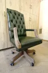 Nahkpolsterdatud p&ouml;&ouml;rlev Chesterfield tool tammepuidust