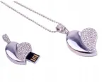 16 GB USB-m&auml;lupulk, naiselik s&uuml;damekujulise ripatsiga, h&otilde;bedane, 555
