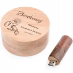 Puidust USB m&auml;lupulk 32 GB &uuml;mmarguse karbi ja graveeringuga &bdquo;COMMUNION&ldquo;