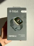 Nutikell Fitbit Versa 4, h&otilde;bedane-sinine