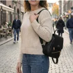 Naiste must seljakott-k&auml;ekott kuldsete detailidega