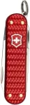 Taskunuga Victorinox Classic SD Precious Alox Iconic Red &mdash; kompaktne v&otilde;tmehoidja multit&ouml;&ouml;riist, v&auml;ike tera, k&auml;&auml;rid, k&uuml;&uuml;neviil