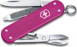 Taskunuga Victorinox Classic SD Alox Flamino Party punane &mdash; kompaktne mitmeotstarbeline t&ouml;&ouml;riist tera, k&auml;&auml;rid, k&uuml;&uuml;neviil, kruvikeeraja, v&otilde;tmer&otilde;ngaga