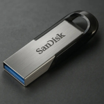 WESTERN DIGITAL SanDisk Ultra Flair - 16 GB USB-m&auml;lupulk - USB 3.0 - Must / H&otilde;bedane