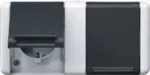 Pistikupesa t&uuml;&uuml;p F JUNG 8220 W &mdash; IP44, 250 V / 16 A, termoplastist korpus, 151&times;75&times;58 mm, must/valge