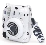 LOVEINSTANT &uuml;mbris Fujifilm Instax Mini 12 jaoks - lehmatr&uuml;kis s&auml;delev kleebiste ja fototaskuga