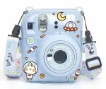 LOVEINSTANT kaitse&uuml;mbris Fujifilm Instax Mini 12 jaoks - Escape From Earth, sinine s&auml;delev kleebiste ja fototaskuga