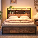 Kaheinimesevoodi raam LED-tulede ja laadimisjaamaga, metallist platvormvoodi panipaigaga peatsiga, maal&auml;hedane pruun 220 x 143 x 113 cm
