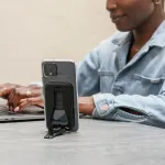 Peak Design Kaitse&uuml;mbrise k&uuml;lge kleebitav universaalne adapter, tumehall, MagSafe toega,