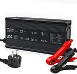 QOLTEC Specjalistyczna ładowarka do akumulatora LiFePO4 12V | 30A | PF 0.9 | LED | Inteligentne ładowanie
