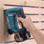 MAKITA 18V naelap&uuml;stol DST221Z